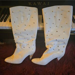 Pour La Victoire White Heeled Boots with Silver Studs 💥💥💥